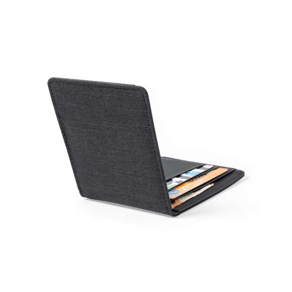 Elegante tarjetero billetero fabricado en poliéster RPET de acabado en color negro. Interior con 6 compartimentos independientes para tarjetas y amplio billetero. Con tecnología de seguridad RFID (Identificación por Radio Frecuencia) que mantiene seguros tus dispositivos de transmisión de identidad. Distintivo RPET en el exterior y RFID en el interior. El material RPET se elabora a partir de plástico reciclado, para así fomentar la reutilización de residuos plásticos y ayudar a la sostenibilidad del planeta.
