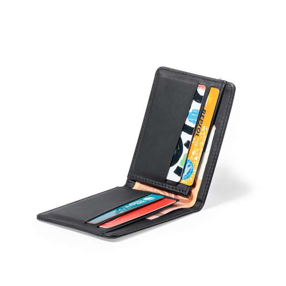 Elegante tarjetero billetero fabricado en poliéster RPET de acabado en color negro. Interior con 6 compartimentos independientes para tarjetas y amplio billetero. Con tecnología de seguridad RFID (Identificación por Radio Frecuencia) que mantiene seguros tus dispositivos de transmisión de identidad. Distintivo RPET en el exterior y RFID en el interior. El material RPET se elabora a partir de plástico reciclado, para así fomentar la reutilización de residuos plásticos y ayudar a la sostenibilidad del planeta.