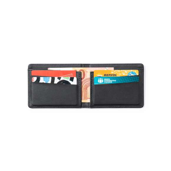 Elegante tarjetero billetero fabricado en poliéster RPET de acabado en color negro. Interior con 6 compartimentos independientes para tarjetas y amplio billetero. Con tecnología de seguridad RFID (Identificación por Radio Frecuencia) que mantiene seguros tus dispositivos de transmisión de identidad. Distintivo RPET en el exterior y RFID en el interior. El material RPET se elabora a partir de plástico reciclado, para así fomentar la reutilización de residuos plásticos y ayudar a la sostenibilidad del planeta.