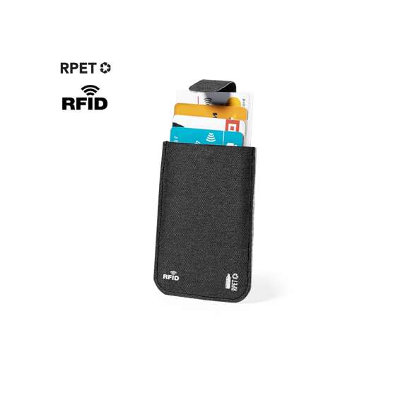 Elegante tarjetero fabricado en poliéster RPET de acabado en color negro. Con cierre imantado, capacidad para 5 tarjetas y mecanismo de extracción tirando de la cinta de cierre. Con tecnología de seguridad RFID (Identificación por Radio Frecuencia) que mantiene seguros tus dispositivos de transmisión de identidad. Distintivos RPET y RFID en el exterior. El material RPET se elabora a partir de plástico reciclado, para así fomentar la reutilización de residuos plásticos y ayudar a la sostenibilidad del planeta.