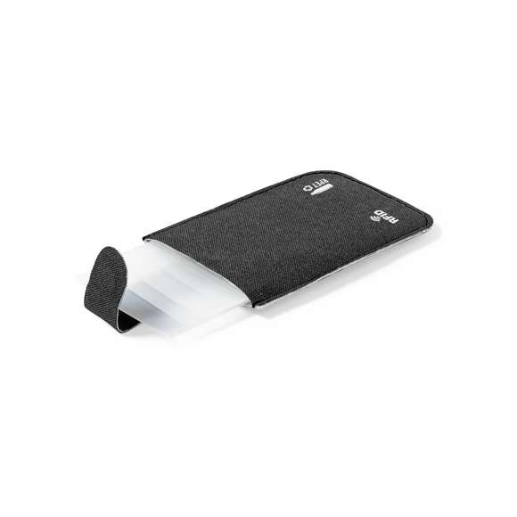 Elegante tarjetero fabricado en poliéster RPET de acabado en color negro. Con cierre imantado, capacidad para 5 tarjetas y mecanismo de extracción tirando de la cinta de cierre. Con tecnología de seguridad RFID (Identificación por Radio Frecuencia) que mantiene seguros tus dispositivos de transmisión de identidad. Distintivos RPET y RFID en el exterior. El material RPET se elabora a partir de plástico reciclado, para así fomentar la reutilización de residuos plásticos y ayudar a la sostenibilidad del planeta.