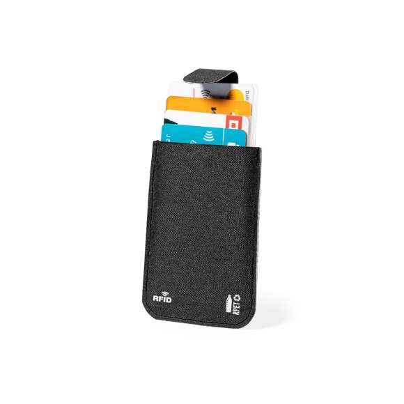 Elegante tarjetero fabricado en poliéster RPET de acabado en color negro. Con cierre imantado, capacidad para 5 tarjetas y mecanismo de extracción tirando de la cinta de cierre. Con tecnología de seguridad RFID (Identificación por Radio Frecuencia) que mantiene seguros tus dispositivos de transmisión de identidad. Distintivos RPET y RFID en el exterior. El material RPET se elabora a partir de plástico reciclado, para así fomentar la reutilización de residuos plásticos y ayudar a la sostenibilidad del planeta.
