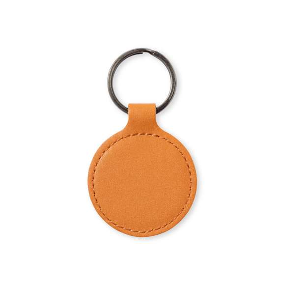 Llavero de línea nature fabricado en cuero reciclado. En tono marrón, con diseño circular y de acabado cosido. Grabado con distintivo cuero reciclado en una cara, con lado opuesto liso para impresión. Anilla metálica cromada y presentado en bolsa individual kraft.El cuero reciclado rescata las fibras desechadas en los procesos de fabricación del cuero, minimizando el desperdicio de material, contribuyendo a reducir el impacto ambiental y manteniendo a la vez sus propiedades originales.