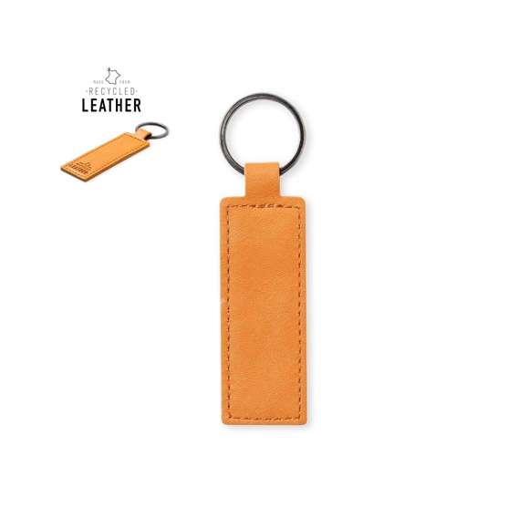 Llavero de línea nature fabricado en cuero reciclado. En tono marrón, con diseño rectangular y de acabado cosido. Grabado con distintivo cuero reciclado en una cara, con lado opuesto liso para impresión. Anilla metálica cromada y presentado en bolsa individual kraft.El cuero reciclado rescata las fibras desechadas en los procesos de fabricación del cuero, minimizando el desperdicio de material, contribuyendo a reducir el impacto ambiental y manteniendo a la vez sus propiedades originales.