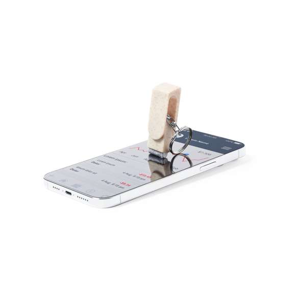 Llavero soporte para smartphone de línea nature, fabricado en caña de trigo. Con mecanismo giratorio y accesorio limpiapantallas incluido. Anilla metálica cromada.La caña de trigo fomenta la utilización de materias primas naturales, reduciendo así las emisiones contaminantes.