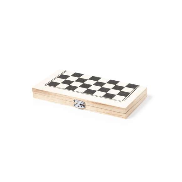 Ajedrez con tablero plegable fabricado en madera natural de pino. Bisagras y cierre metálicos, con compartimento interior para almacenar las piezas. Presentación en caja individual de diseño kraft.
