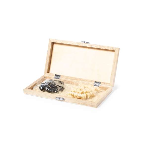Ajedrez con tablero plegable fabricado en madera natural de pino. Bisagras y cierre metálicos, con compartimento interior para almacenar las piezas. Presentación en caja individual de diseño kraft.