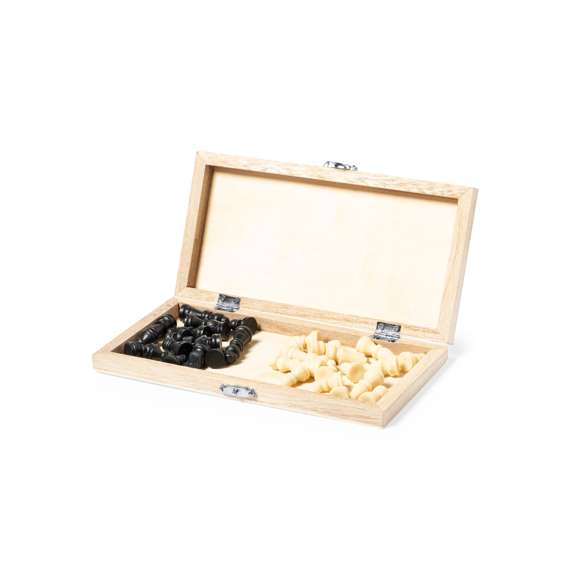 Ajedrez con tablero plegable fabricado en madera natural de pino. Bisagras y cierre metálicos, con compartimento interior para almacenar las piezas. Presentación en caja individual de diseño kraft.