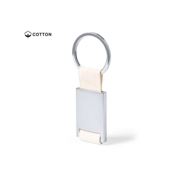 Llavero con cuerpo metálico de acabado plateado. Cinta 100% algodón de acabado natural. Amplia superficie de marcaje y anilla llavero metálica a juego. Presentado en bolsa individual con cartón interior kraft.