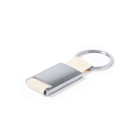 Llavero con cuerpo metálico de acabado plateado. Cinta 100% algodón de acabado natural. Amplia superficie de marcaje y anilla llavero metálica a juego. Presentado en bolsa individual con cartón interior kraft.