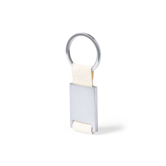 Llavero con cuerpo metálico de acabado plateado. Cinta 100% algodón de acabado natural. Amplia superficie de marcaje y anilla llavero metálica a juego. Presentado en bolsa individual con cartón interior kraft.
