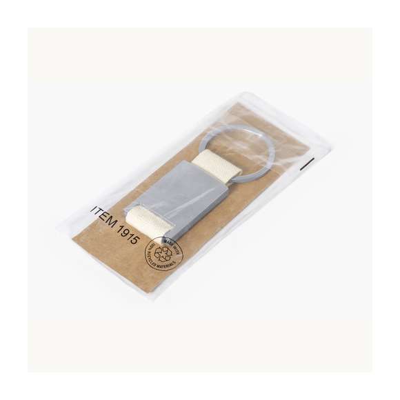 Llavero con cuerpo metálico de acabado plateado. Cinta 100% algodón de acabado natural. Amplia superficie de marcaje y anilla llavero metálica a juego. Presentado en bolsa individual con cartón interior kraft.