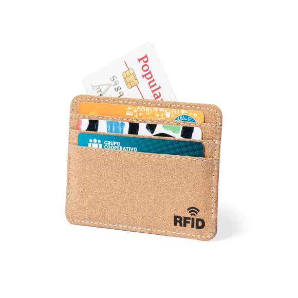 Elegante tarjetero fabricado en corcho natural. Con 6 compartimentos independientes para tarjetas y tecnología de seguridad RFID (Identificación por Radio Frecuencia) que mantiene seguros tus dispositivos de transmisión de identidad. Distintivo RFID en el exterior.