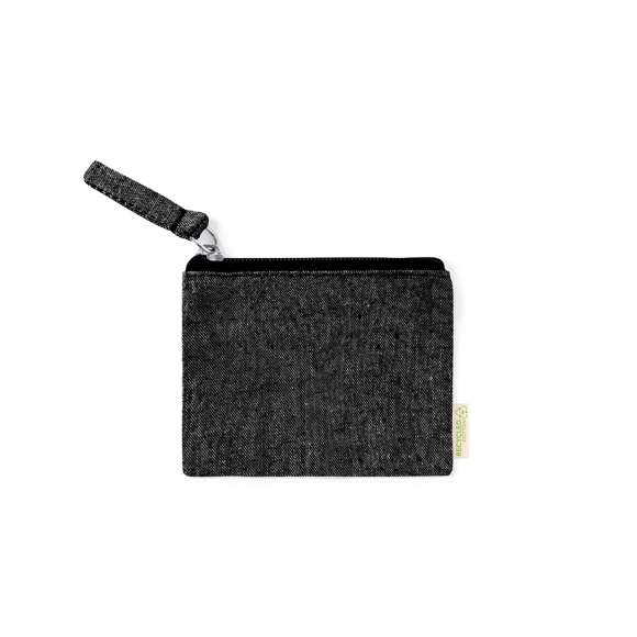 Monedero fabricado en 100% algodón reciclado. Compartimento principal con cierre de cremallera y tirador a juego. Con algodón distintivo reciclado en la etiqueta exterior y disponible en variada gama de colores. Certificación GRS (Global Recycled Standard / Estándar de Reciclaje Global), que garantiza el origen reciclado del material usado para fabricar el producto