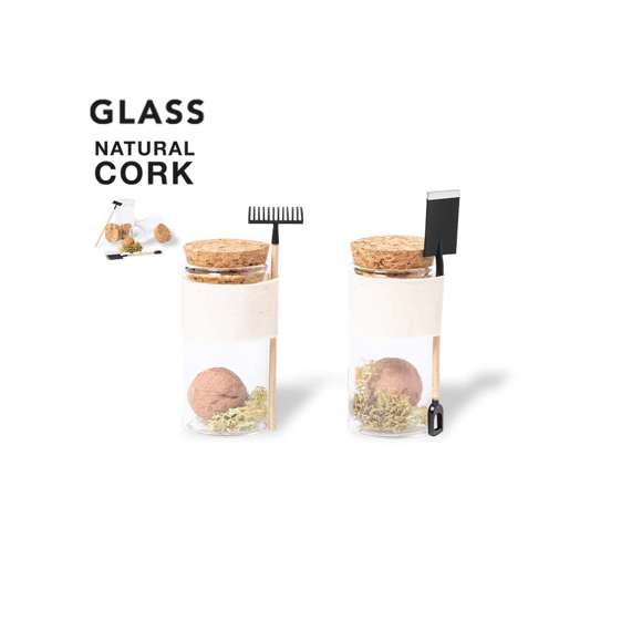 Bombón de semillas de línea nature. De flores silvestres y presentado en bote de cristal con tapón de corcho natural. Disponible en modelos rastrillo y pala.