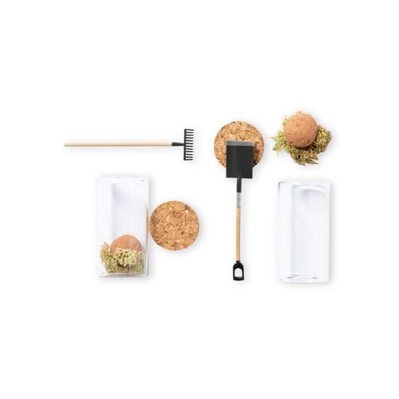 Bombón de semillas de línea nature. De flores silvestres y presentado en bote de cristal con tapón de corcho natural. Disponible en modelos rastrillo y pala.