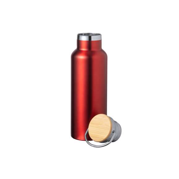Bidón térmico de 500 ml de capacidad, fabricado en acero inox de doble pared. Incluye original tapón a rosca en acero inox, con detalle de bambú y asa integrada. Disponible en variada gama de colores y presentado en caja individual de diseño kraft.