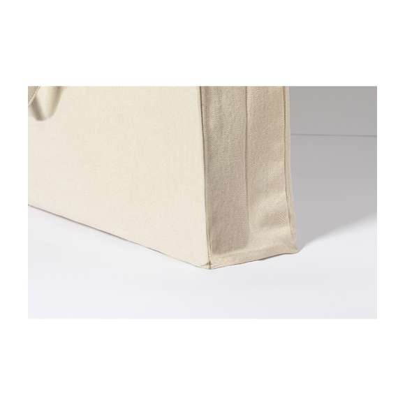Bolsa fabricada en algodón 100%, de acabado natural y en 220g/m2. De acabado cosido, con fuelle en base y asas medianas reforzadas (60 x 2,5 cm). Resistencia hasta 10 kg de peso.