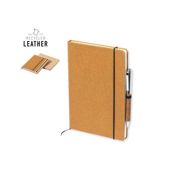 Set de bloc de notas y bolígrafo en cuero reciclado. Incluye: Bloc de notas con tapas rígidas fabricadas en cuero reciclado. Interior con 100 hojas de disposición a una raya. Incluye marcapáginas, elástico de cierre y soporte para bolígrafo a juego. Con distintivo cuero reciclado en contraportada.Bolígrafo fabricado en metal cromado y con cuerpo recubierto en cuero reciclado. Elegante clip metálico y accesorios a juego. De mecanismo giratorio y en tinta azul, con distintivo cuero reciclado en cuerpo.Set presentado en estuche individual de diseño kraft, con compartimento independiente para bloc de notas y bolígrafo.El cuero reciclado rescata las fibras desechadas en los procesos de fabricación del cuero, minimizando el desperdicio de material, contribuyendo a reducir el impacto ambiental y manteniendo a la vez sus propiedades originales.