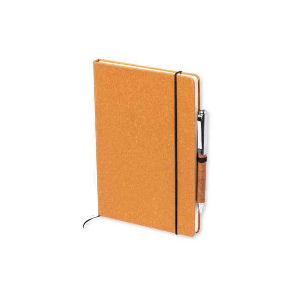 Set de bloc de notas y bolígrafo en cuero reciclado. Incluye: Bloc de notas con tapas rígidas fabricadas en cuero reciclado. Interior con 100 hojas de disposición a una raya. Incluye marcapáginas, elástico de cierre y soporte para bolígrafo a juego. Con distintivo cuero reciclado en contraportada.Bolígrafo fabricado en metal cromado y con cuerpo recubierto en cuero reciclado. Elegante clip metálico y accesorios a juego. De mecanismo giratorio y en tinta azul, con distintivo cuero reciclado en cuerpo.Set presentado en estuche individual de diseño kraft, con compartimento independiente para bloc de notas y bolígrafo.El cuero reciclado rescata las fibras desechadas en los procesos de fabricación del cuero, minimizando el desperdicio de material, contribuyendo a reducir el impacto ambiental y manteniendo a la vez sus propiedades originales.