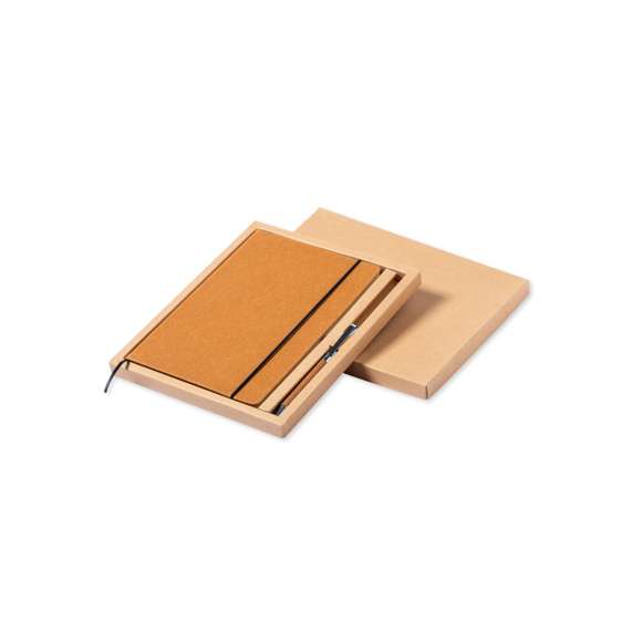 Set de bloc de notas y bolígrafo en cuero reciclado. Incluye: Bloc de notas con tapas rígidas fabricadas en cuero reciclado. Interior con 100 hojas de disposición a una raya. Incluye marcapáginas, elástico de cierre y soporte para bolígrafo a juego. Con distintivo cuero reciclado en contraportada.Bolígrafo fabricado en metal cromado y con cuerpo recubierto en cuero reciclado. Elegante clip metálico y accesorios a juego. De mecanismo giratorio y en tinta azul, con distintivo cuero reciclado en cuerpo.Set presentado en estuche individual de diseño kraft, con compartimento independiente para bloc de notas y bolígrafo.El cuero reciclado rescata las fibras desechadas en los procesos de fabricación del cuero, minimizando el desperdicio de material, contribuyendo a reducir el impacto ambiental y manteniendo a la vez sus propiedades originales.
