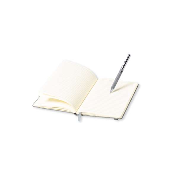 Set de bloc de notas y bolígrafo en RPET, elaborado a partir de plástico reciclado para así fomentar la reutilización de residuos plásticos y ayudar a la sostenibilidad del planeta. Incluye: Bloc de notas de tapas rígidas, con detalle metálico en la portada, marcapáginas de tela y elástico de sujeción a juego. 100 hojas interiores con disposición a una raya y distintivo RPET.Bolígrafo fabricado en metal cromado y con cuerpo recubierto en poliéster RPET. Elegante clip metálico y accesorios a juego, de mecanismo giratorio y en tinta azul. Con distintivo RPET en cuerpo.Set presentado en elegante estuche de diseño en color negro, con compartimento independiente para bloc de notas y bolígrafo.