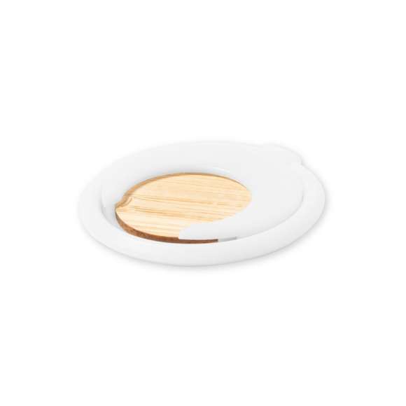 Soporte multifunción para smartphone, con moneda para carro de la compra integrada y anilla/soporte plegable. Cuerpo fabricado en resistente ABS de acabado blanco, con moneda en bambú. Con adhesivo de fijación extra fuerte y libre de residuos al despegarlo del dispositivo.