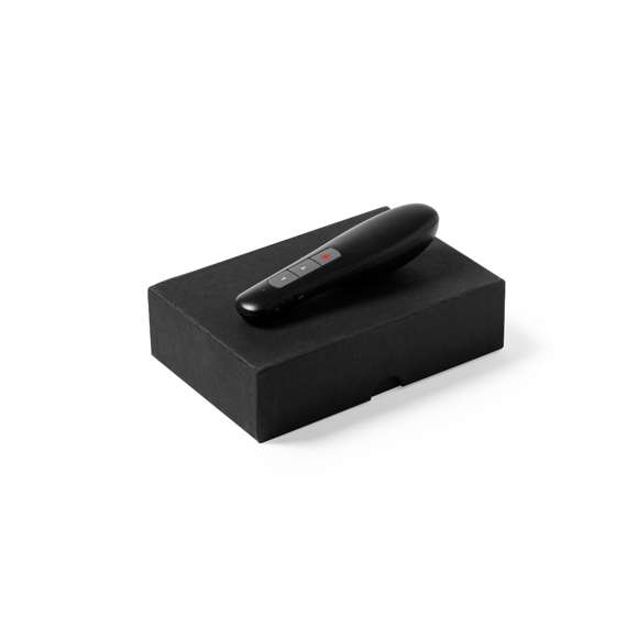 Puntero láser inalámbrico para presentaciones. De diseño ergonómico, incluye accesorio plug  play para conectarlo al puerto USB del ordenador, sin necesidad de instalar software adicional para su correcto funcionamiento. Compatible con multitud de sistemas operativos (Windows, OS X, Linux y Android). Con botones avance/ pausa/ retroceso/volumen y alimentación a pilas: 2xAAA incluidas. Presentado en elegante y resistente estuche de cartón negro, con funda e interior troquelado en espuma. Manual de instrucciones en español e inglés.