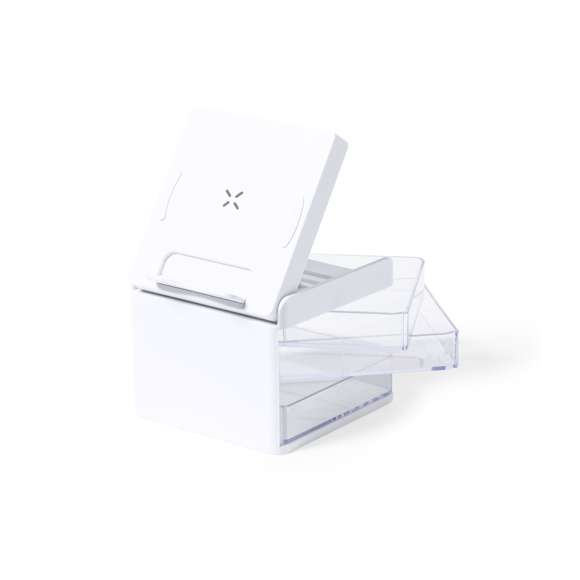 Cargador organizador con soporte para smartphone y cargador inalámbrico 10W integrado, compatible con dispositivos equipados con tecnología de carga inalámbrica Qi. Con 3 compartimentos de almacenaje transparentes y extraíbles. Indicador de estado de carga, con cable de carga Tipo C de 1 m incluido. Base antideslizante y presentado en caja individual de diseño kraft, con manual de instrucciones en español e inglés.Fabricado conforme a los estándares RoHS y en cumplimiento con los siguientes requisitos de seguridad:Sistema de protección contra sobrecalentamiento.Sistema de protección contra sobrecarga.Sistema de bloqueo para evitar cortocircuitos.
