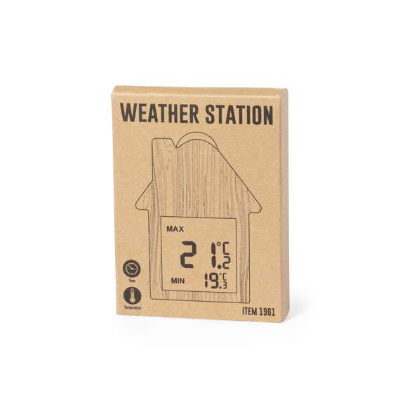 Estación meteorológica fabricada en bambú y con fijación por ventosa. Pantalla LCD de fácil lectura con termómetro, registro de temperaturas máximas/mínima, y reloj. Alimentación con pila (de botón incluida). Presentada en caja individual de diseño kraft, con manual de instrucciones en español e inglés.
