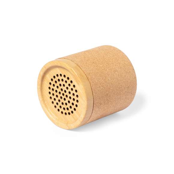 Altavoz Bluetooth® de tamaño compacto y 3W de potencia. Combinación eco de cuerpo en corcho natural con rejilla de bambú. Batería de litio de 300mAh, con cable de carga Tipo C incluido. Presentado en caja individual de diseño kraft, con manual de instrucciones en español e inglés.