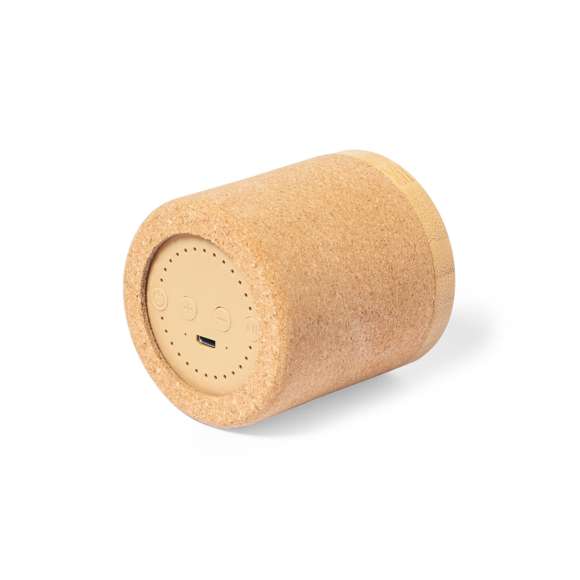 Altavoz Bluetooth® de tamaño compacto y 3W de potencia. Combinación eco de cuerpo en corcho natural con rejilla de bambú. Batería de litio de 300mAh, con cable de carga Tipo C incluido. Presentado en caja individual de diseño kraft, con manual de instrucciones en español e inglés.