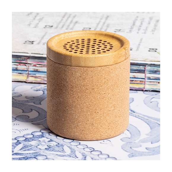 Altavoz Bluetooth® de tamaño compacto y 3W de potencia. Combinación eco de cuerpo en corcho natural con rejilla de bambú. Batería de litio de 300mAh, con cable de carga Tipo C incluido. Presentado en caja individual de diseño kraft, con manual de instrucciones en español e inglés.