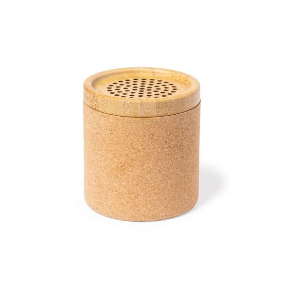 Altavoz Bluetooth® de tamaño compacto y 3W de potencia. Combinación eco de cuerpo en corcho natural con rejilla de bambú. Batería de litio de 300mAh, con cable de carga Tipo C incluido. Presentado en caja individual de diseño kraft, con manual de instrucciones en español e inglés.