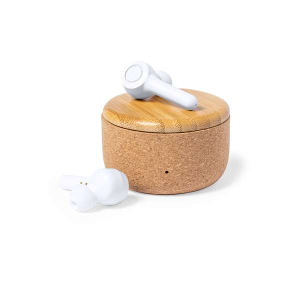 Auriculares intraurales de conexión Bluetooth® 5.0, con batería integrada de litio de 30 mAh en cada auricular y en elegante acabado de color blanco. De diseño ergonómico, incluyen botón de control táctil en el auricular y función manos libres. Base de carga en corcho natural con tapa en bambú. Base de 300 mAh de capacidad e indicador LED de estado de carga, con cable de carga Tipo C incluido. Presentación en caja individual de diseño kraft, con manual de instrucciones en español e inglés.