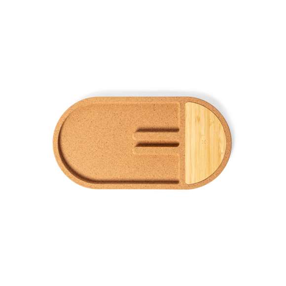 Cargador organizador inalámbrico 15W. Con base fabricada en en corcho natural y superficie de carga en bambú. Soporte para smartphone integrado y espacio de almacenaje para artículos de escritorio. Compatible con dispositivos equipados con tecnología de carga inalámbrica Qi, con indicador LED de estado de carga y cable de carga Tipo C incluido. Base antideslizante y presentado en caja individual de diseño kraft, con manual de instrucciones en español e inglés.Fabricado conforme a los estándares RoHS y en cumplimiento con los siguientes requisitos de seguridad:Sistema de protección contra sobrecalentamiento.Sistema de protección contra sobrecarga.Sistema de bloqueo para evitar cortocircuitos.