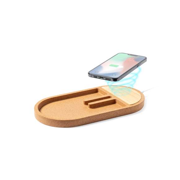 Cargador organizador inalámbrico 15W. Con base fabricada en en corcho natural y superficie de carga en bambú. Soporte para smartphone integrado y espacio de almacenaje para artículos de escritorio. Compatible con dispositivos equipados con tecnología de carga inalámbrica Qi, con indicador LED de estado de carga y cable de carga Tipo C incluido. Base antideslizante y presentado en caja individual de diseño kraft, con manual de instrucciones en español e inglés.Fabricado conforme a los estándares RoHS y en cumplimiento con los siguientes requisitos de seguridad:Sistema de protección contra sobrecalentamiento.Sistema de protección contra sobrecarga.Sistema de bloqueo para evitar cortocircuitos.