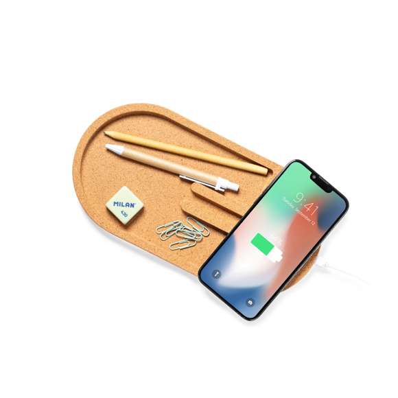 Cargador organizador inalámbrico 15W. Con base fabricada en en corcho natural y superficie de carga en bambú. Soporte para smartphone integrado y espacio de almacenaje para artículos de escritorio. Compatible con dispositivos equipados con tecnología de carga inalámbrica Qi, con indicador LED de estado de carga y cable de carga Tipo C incluido. Base antideslizante y presentado en caja individual de diseño kraft, con manual de instrucciones en español e inglés.Fabricado conforme a los estándares RoHS y en cumplimiento con los siguientes requisitos de seguridad:Sistema de protección contra sobrecalentamiento.Sistema de protección contra sobrecarga.Sistema de bloqueo para evitar cortocircuitos.