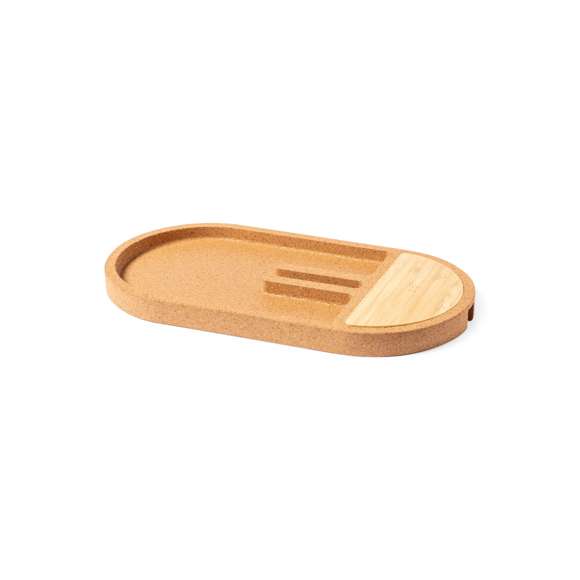 Cargador organizador inalámbrico 15W. Con base fabricada en en corcho natural y superficie de carga en bambú. Soporte para smartphone integrado y espacio de almacenaje para artículos de escritorio. Compatible con dispositivos equipados con tecnología de carga inalámbrica Qi, con indicador LED de estado de carga y cable de carga Tipo C incluido. Base antideslizante y presentado en caja individual de diseño kraft, con manual de instrucciones en español e inglés.Fabricado conforme a los estándares RoHS y en cumplimiento con los siguientes requisitos de seguridad:Sistema de protección contra sobrecalentamiento.Sistema de protección contra sobrecarga.Sistema de bloqueo para evitar cortocircuitos.