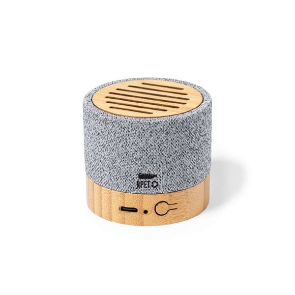 Compacto altavoz de línea nature y conexión Bluetooth®. Carcasa fabricada en bambú y poliéster RPET, elaborado a partir de plástico reciclado, para así fomentar la reutilización de residuos plásticos y ayudar a la sostenibilidad del planeta. 3W de potencia, batería de 300 mAh y conexión Bluetooth® 5.0. Incluye cable cargador Tipo C y manual de instrucciones en español e inglés. Con distintivo RPET y presentado en caja individual de diseño kraft.