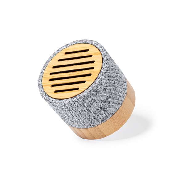Compacto altavoz de línea nature y conexión Bluetooth®. Carcasa fabricada en bambú y poliéster RPET, elaborado a partir de plástico reciclado, para así fomentar la reutilización de residuos plásticos y ayudar a la sostenibilidad del planeta. 3W de potencia, batería de 300 mAh y conexión Bluetooth® 5.0. Incluye cable cargador Tipo C y manual de instrucciones en español e inglés. Con distintivo RPET y presentado en caja individual de diseño kraft.