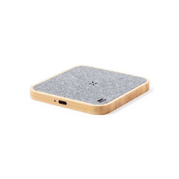 Cargador inalámbrico 15W de diseño rectangular. Fabricado en bambú y poliéster RPET, elaborado a partir de plástico reciclado, para así fomentar la reutilización de residuos plásticos y ayudar a la sostenibilidad del planeta. Compatible con dispositivos equipados con tecnología de carga inalámbrica Qi. Incluye cable cargador Tipo C y manual de instrucciones en español e inglés. Con distintivo RPET y presentado en caja individual de diseño kraft.Fabricado conforme a los estándares RoHS y en cumplimiento con los siguientes requisitos de seguridad:Sistema de protección contra sobrecalentamiento.Sistema de protección contra sobrecarga.Sistema de bloqueo para evitar cortocircuitos.