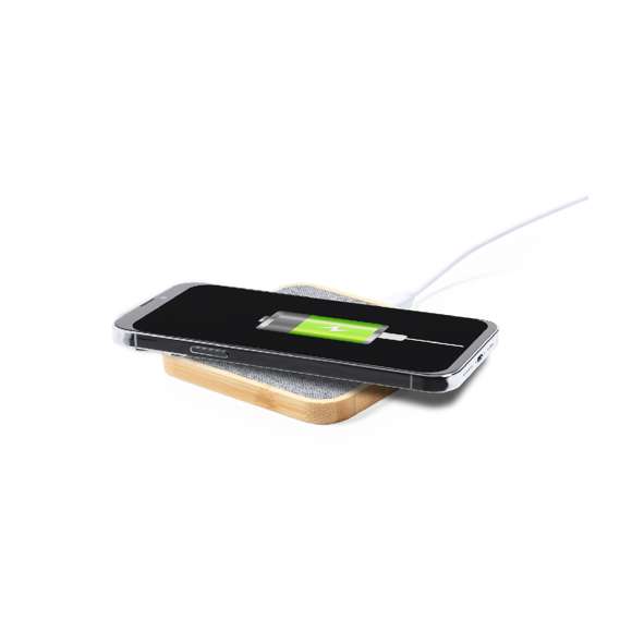 Cargador inalámbrico 15W de diseño rectangular. Fabricado en bambú y poliéster RPET, elaborado a partir de plástico reciclado, para así fomentar la reutilización de residuos plásticos y ayudar a la sostenibilidad del planeta. Compatible con dispositivos equipados con tecnología de carga inalámbrica Qi. Incluye cable cargador Tipo C y manual de instrucciones en español e inglés. Con distintivo RPET y presentado en caja individual de diseño kraft.Fabricado conforme a los estándares RoHS y en cumplimiento con los siguientes requisitos de seguridad:Sistema de protección contra sobrecalentamiento.Sistema de protección contra sobrecarga.Sistema de bloqueo para evitar cortocircuitos.