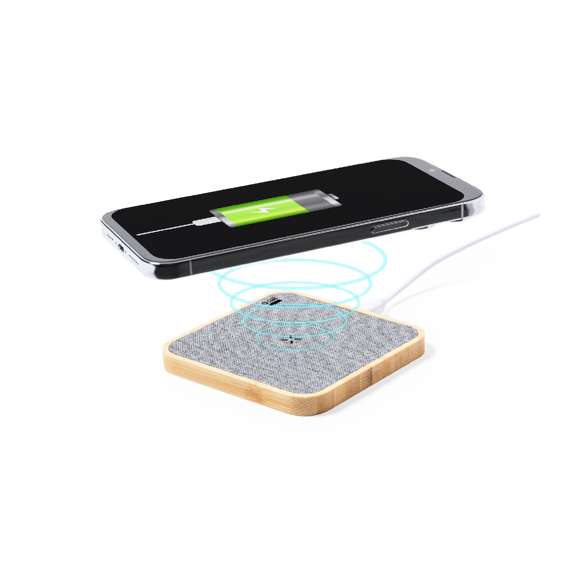 Cargador inalámbrico 15W de diseño rectangular. Fabricado en bambú y poliéster RPET, elaborado a partir de plástico reciclado, para así fomentar la reutilización de residuos plásticos y ayudar a la sostenibilidad del planeta. Compatible con dispositivos equipados con tecnología de carga inalámbrica Qi. Incluye cable cargador Tipo C y manual de instrucciones en español e inglés. Con distintivo RPET y presentado en caja individual de diseño kraft.Fabricado conforme a los estándares RoHS y en cumplimiento con los siguientes requisitos de seguridad:Sistema de protección contra sobrecalentamiento.Sistema de protección contra sobrecarga.Sistema de bloqueo para evitar cortocircuitos.