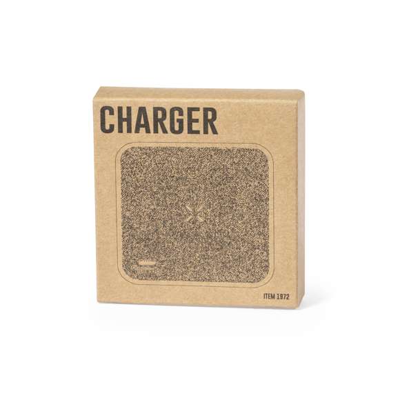 Cargador inalámbrico 15W de diseño rectangular. Fabricado en bambú y poliéster RPET, elaborado a partir de plástico reciclado, para así fomentar la reutilización de residuos plásticos y ayudar a la sostenibilidad del planeta. Compatible con dispositivos equipados con tecnología de carga inalámbrica Qi. Incluye cable cargador Tipo C y manual de instrucciones en español e inglés. Con distintivo RPET y presentado en caja individual de diseño kraft.Fabricado conforme a los estándares RoHS y en cumplimiento con los siguientes requisitos de seguridad:Sistema de protección contra sobrecalentamiento.Sistema de protección contra sobrecarga.Sistema de bloqueo para evitar cortocircuitos.