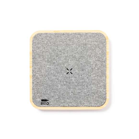 Cargador inalámbrico 15W de diseño rectangular. Fabricado en bambú y poliéster RPET, elaborado a partir de plástico reciclado, para así fomentar la reutilización de residuos plásticos y ayudar a la sostenibilidad del planeta. Compatible con dispositivos equipados con tecnología de carga inalámbrica Qi. Incluye cable cargador Tipo C y manual de instrucciones en español e inglés. Con distintivo RPET y presentado en caja individual de diseño kraft.Fabricado conforme a los estándares RoHS y en cumplimiento con los siguientes requisitos de seguridad:Sistema de protección contra sobrecalentamiento.Sistema de protección contra sobrecarga.Sistema de bloqueo para evitar cortocircuitos.