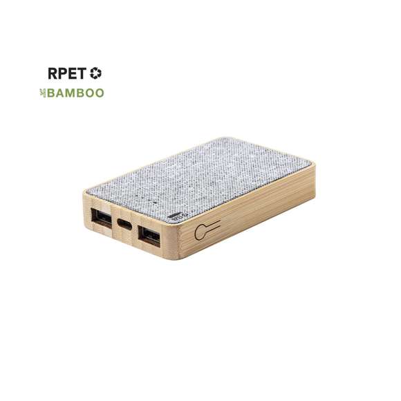 Batería auxiliar externa de 5.000 mAh, fabricada en bambú y poliéster RPET, elaborado a partir de plástico reciclado, para así fomentar la reutilización de residuos plásticos y ayudar a la sostenibilidad del planeta. Con 2 salidas USB y conexión dual de entrada y salida Tipo C. Cable de carga Tipo C incluido, con distintivo RPET y presentada en caja individual de diseño kraft. Disponible manual de instrucciones en español e inglés.Entrada/Salida USB C: 5V DC 2.4VSalida USB: 5V DC 2.4ALas capacidades mostradas en todas nuestras baterías auxiliares externas son reales, incorporando todas ellas baterías de grado A y no recicladas, con una vida útil de al menos 500 ciclos de carga y según normativa CE. Además, están fabricadas conforme a los estándares RoHS y en cumplimiento con los siguientes requisitos de seguridad:Sistema de protección contra sobrecarga del power bank. Sistema de protección contra descarga completa que proporciona una mayor durabilidad del power bank. Sistema de bloqueo para evitar cortocircuitos. Sistema de transferencia de carga constante, acorde con la capacidad del dispositivo de destino.