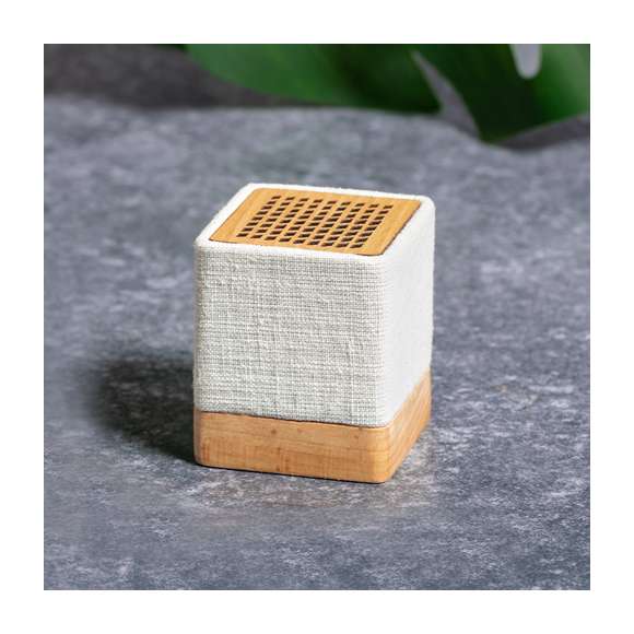  	Altavoz Bluetooth® con carcasa fabricada en combinación de cáñamo orgánico y madera natural. 	 	3W de potencia, batería de 300mAh y conexión Bluetooth® 5.0. Incluye cable cargador Tipo C y manual de instrucciones en español e inglés. Presentado en caja individual de diseño kraft. 	 	El cáñamo se obtiene de la planta cannabis, cuyos procesos tanto de cultivo como de obtención de fibras, son respetuosos con el medio ambiente, dando como resultado un material de gran resistencia, de origen natural y sostenible.