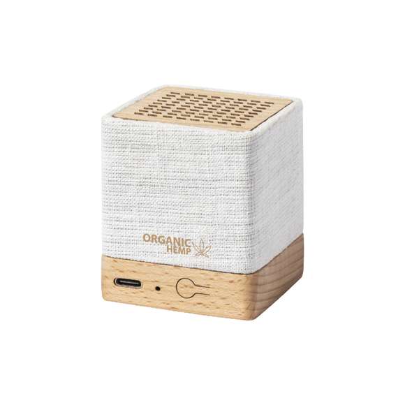  	Altavoz Bluetooth® con carcasa fabricada en combinación de cáñamo orgánico y madera natural. 	 	3W de potencia, batería de 300mAh y conexión Bluetooth® 5.0. Incluye cable cargador Tipo C y manual de instrucciones en español e inglés. Presentado en caja individual de diseño kraft. 	 	El cáñamo se obtiene de la planta cannabis, cuyos procesos tanto de cultivo como de obtención de fibras, son respetuosos con el medio ambiente, dando como resultado un material de gran resistencia, de origen natural y sostenible.