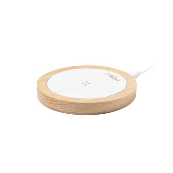 Cargador inalámbrico de 15W, con carcasa fabricada en combinación de cáñamo orgánico y madera natural. Compatible con dispositivos equipados con tecnología de carga inalámbrica Qi. Incluye cable cargador Tipo C y manual de instrucciones en español e inglés. Presentado en caja individual de diseño kraft.El cáñamo se obtiene de la planta cannabis, cuyos procesos tanto de cultivo como de obtención de fibras, son respetuosos con el medio ambiente, dando como resultado un material de gran resistencia, de origen natural y sostenible. Fabricado conforme a los estándares RoHS y en cumplimiento con los siguientes requisitos de seguridad:Sistema de protección contra sobrecalentamiento.Sistema de protección contra sobrecarga.Sistema de bloqueo para evitar cortocircuitos.